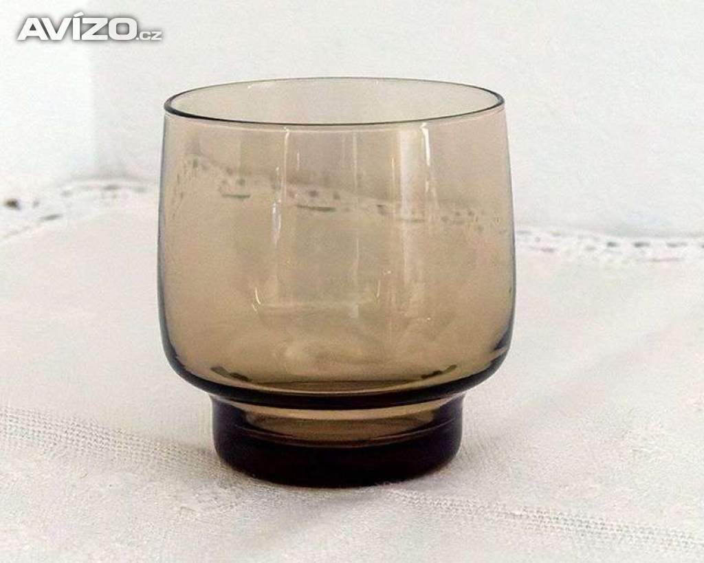 Porcelánové tácy zn. Bernadotte. Hrnky. Sklo na víno, whisky, brandy. Jiná keramika a sklo.