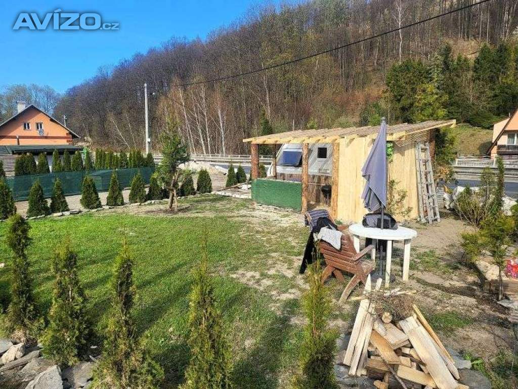 Zařízený karavan + 400m2 zahrady, sprcha, elektřina, 6.000 Kč se vším.  V zimě neplatíte...