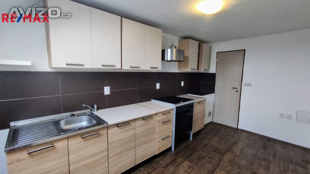 Pronájem bytu 3+1, cca 60 m² s vlastním balkónem a zahradou, cca 15 min. od Olomouce