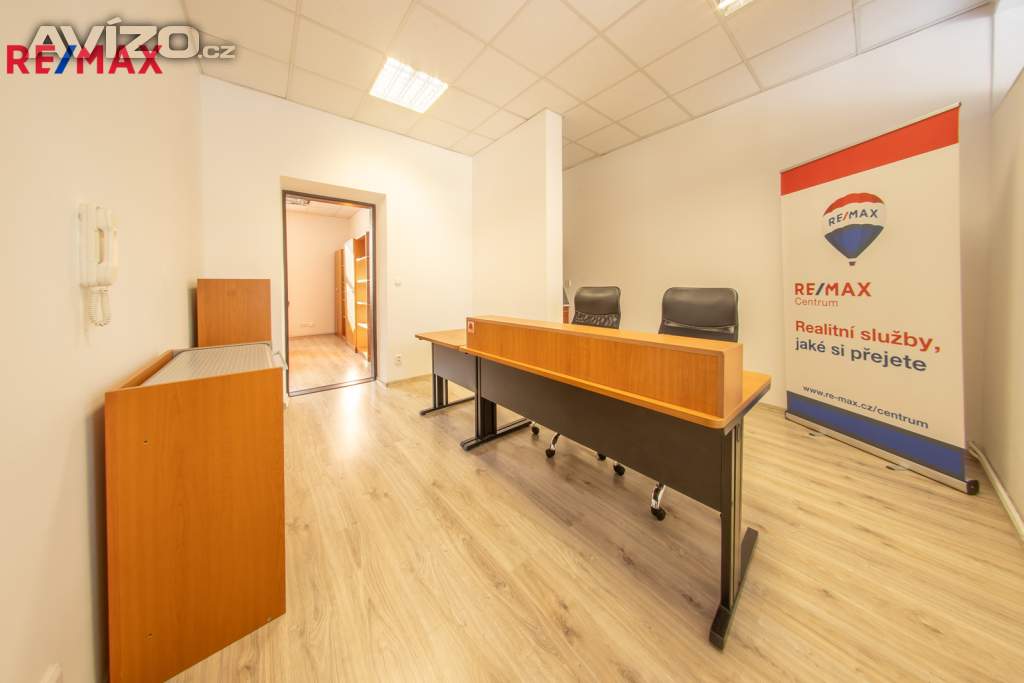 Pronájem kanceláře 40,5 m² včetně parkování, tepla a vody
