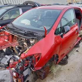 Fotka k inzerátu Toyota Auris 1.3 VVT- I ( 1NR ) 73kW r.2011 červená / 18021624