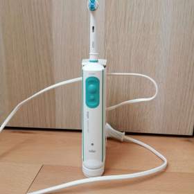 Fotka k inzerátu Braun Oral B -  elektrický kartáček / 18510473