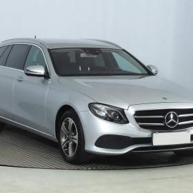 Fotka k inzerátu Mercedes- Benz Třídy E E 220 d 4MATIC / 19171139