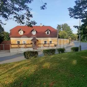 Fotka k inzerátu Prodej komerčního objektu s restaurací, barem a 2 bytovými jednotkami, Zdiby, Praha východ / 19133397