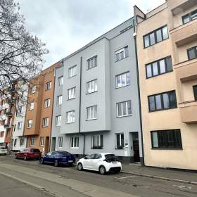 Pronájem zrekonstruovaného bytu 3+1 v centru Pardubic, 97m2 terasa, balkon, parkovací stání / 19397613